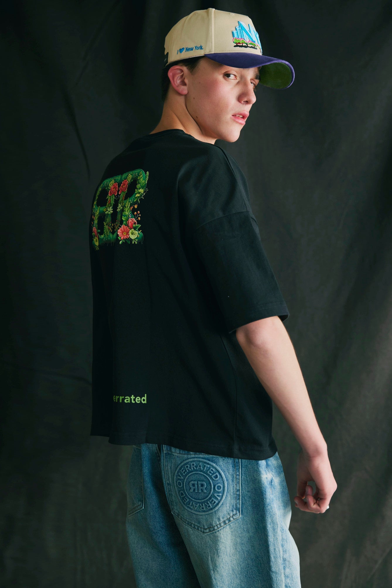 CAMISETA BOXY FIT NEGRA BOTANICAL OVERRATED